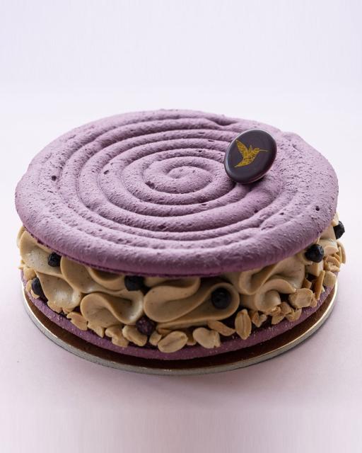 Myrtille macaron cake